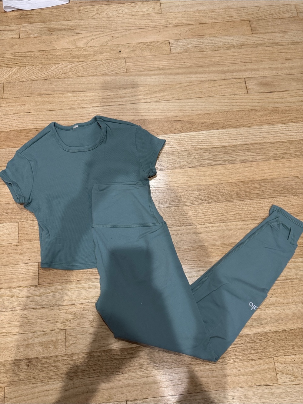 ALO Yoga Women's Crop Tee and High-Waist Leggings Set - Teal Green